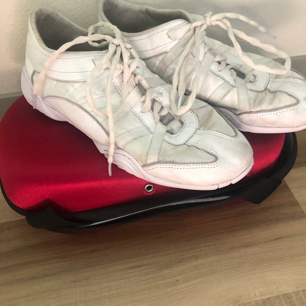 Cheer shoes